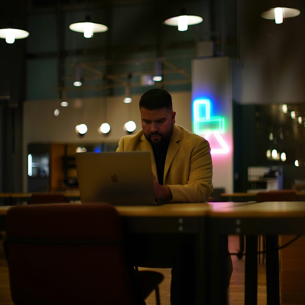 carlos-gil-07Kxy1lSsvA-unsplash man working on a laptop